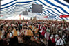 Ein Bild mit fröhlichen Musikern in einem prall gefüllten Festzelt wird es hoffentlich bald wieder geben. Hier beim Fahneneinmarsch beim Kreismusikfest in Ellwangen.