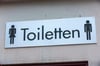 Ein Hinweisschild ist am 16.11.2012 über dem Zugang zur öffentlichen Toilettenanlage am Schlachtermarkt in Schwerin zu sehen. Am Montag (19.11.2012) ist Welt-Toiletten-Tag. Der von den Vereinten Nationen mitgetragene Toiletten-Tag findet seit 2001 jäh