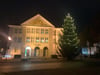  Der Christbaum vor dem Krauchenwieser Rathaus wird das restliche Jahr nur zur oberen Hälfte beleuchtet, weil er mutwillig beschädigt wurde.