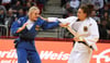  Verbissen kämpfende Konkurrentinnen: Anna-Maria Wagner (rechts) und Luise Malzahn bei ihrem bisher letzten Aufeinandertreffen im Februar 2020 in Düsseldorf. Damals gewann Wagner – und sicherte sich wenig später das Ticket für Olympia in Tokio.