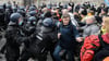 Einsatzkräfte der Polizei halten bei einer Kundgebung Teilnehmer zurück. Foto: Swen Pförtner/dpa
