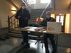 Zwei Mitarbeiter des ZDF  befragten Wahlberechtigte nach der Stimmabgabe in Ravensburg. 