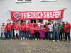  Gemeinsames Gruppenfoto der Bayernfans mit Fahne vor dem Narrenzunftheim Ailingen.