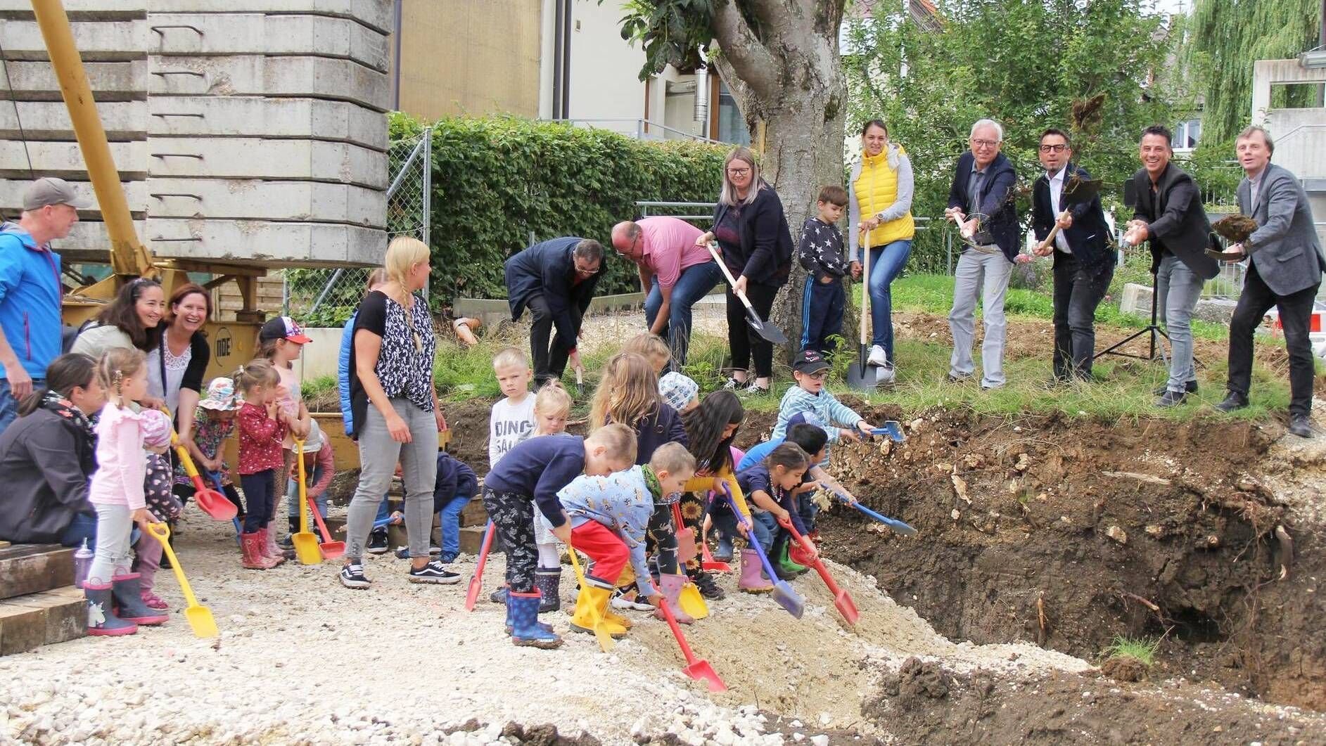 Neuer Kindergarten: Die Jüngsten Schaufeln Beim Spatenstich Mit