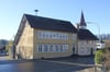  Die Alte Schule in Bösenreutin soll zu einem „Haus der Vereine“ weiterentwickelt werden. Auch das direkt angrenzende Mesnerhaus (im Bild rechts) soll in die Überlegungen einbezogen werden.