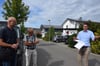 Bei der Sonnenkraftwerke-Tour informiert Philipp Wagner-Stör (rechts) über die Photovoltaik-Anlage auf dem Dach seines Hauses im Hintergrund, Martin Rück und Kurt Rogalla vom Sonnenkraft-Netzwerk hören aufmerksam zu.