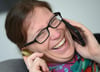  Sandra Mandl, Heilpraktikerin für Psychotherapie und Lachyoga-Lehrerin, lacht in ihrer Praxis während eines Telefonats. Die Hanauer Therapeutin gehört zum rund 40-köpfigen Team des vor rund einem Jahr gegründeten „Lachtelefon“. Es richtet sich 