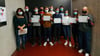 Im Bild: Französischlehrerin Meike Schwichtenberg, Schulleiter Marco Cataldo und die zwölf erfolgreichen Absolventen.