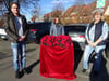 Ulli Hekele, Michaela Krause und Karin Korb bei der Blumenspende