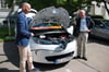 Als Steffen Riedel (rechts) zusammen mit Landrat Elmar Stegmann den ersten Elektro-Dienstwagen des Landratsamtes vorstellt, ist er noch von der Mobilitätswende überzeugt. Das Ziel 20 Prozent E-Autos im Kreis Lindau ist aber längst noch nicht erreicht.
