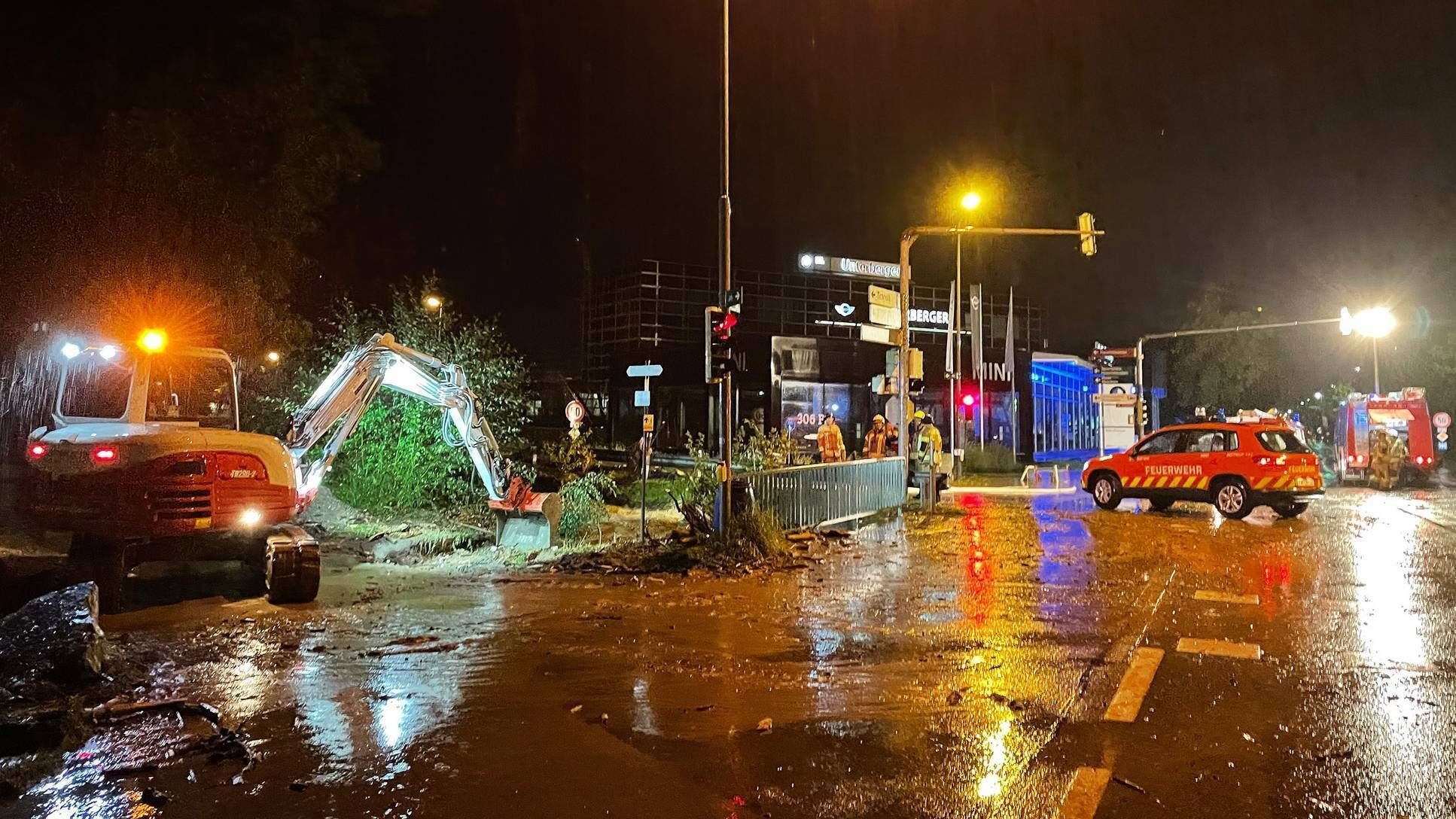 Enorme Wassermassen In Kurzer Zeit: Starkregen Lässt Flüsse überlaufen