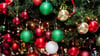 Ein Nadelbaum ist weihnachtlich geschmückt. Foto: Hauke-Christian Dittrich/dpa/Symbolbild