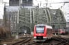 Ein Zug der Deutschen Bahn fährt über die Hohenzollernbrücke in den Kölner Hauptbahnhof. Doch die Bahn könnte schon bald echte Konkurrenz bekommen.