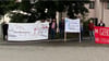 Bürger protestieren vor dem Krankenhaus in Bad Saulgau gegen die Schließungspläne.