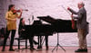  Ihm gefällt, was er hört: Professor Krzysztof Wegrzyn (rechts) probt mit Elisso Gogibedaschwili (Geige) und Natsumi Ohno (Klavier).