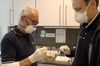Im Labor der Praxis können Dr. Werner Lipke (links) und sein Sohn Wolfgang Lipke die Schnelltests innerhalb einer halben Stunde auswerten.