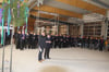  Bürgermeister Andreas Denzel (Mitte, links), Feuerwehrkommandant Torsten Koch (Mitte, rechts), Angehörige der Feuerwehr und geladene Gäste erheben nach dem Richtspruch des Zimmermanns ihr Glas auf das neue Feuerwehrhaus.