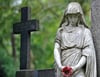 Trauerfeiern finden während der Pandemie überwiegend auf den Friedhöfen statt. Für die Trauernden ist der Abschied vom Verstorbenen in dieser Zeit besonders schwer.