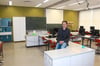 Schulleiter Bernd Ellinger zeigt einen der improvisierten Computerräume des Schulverbunds am Deutenberg.