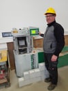 Joachim Waizenegger, Laborleiter bei Grüner und Mühlschlegel, mit der Prüfmaschine der Firma Form und Test.