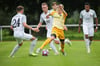  David Bachhofer (gelbes Trikot) nimmt es im Pokalspiel gegen den SSV Ehingen-Süd direkt mit mehreren Gegenspielern auf. Am Ende unterliegt der FC Mengen dem Verbandsligisten mit 2:3.