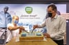 Gemeinsam schneiden VauDe-Firmanchefin Antje von Dewitz und Bundesentwicklungsminister Gerd Müller die Geburtstagstorte zum ersten Geburtstag des Grünen Knopfes an.