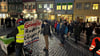 Rund 100 Menschen haben am Montagabend in Ravensburg gegen die Menschen demonstriert, die wegen der Corona-Schutzmaßnahmen regelmäßig auf die Straße gehen.
