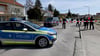 Über viele Stunden sperrte die Polizei am Sonntag eine Straße im Sendener Stadtteil Wullenstetten. Zuvor war in dem Wohngebiet eine Frau getötet worden.