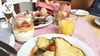 So sieht ein gelungener Start in den Tag aus: Ein opulentes Frühstück mit Pancakes, Porridge und frischen Früchten.