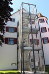 Beim zweiten baulichen Rettungsweg an der Nordseite von Schloss Brochenzell handelt sich um einen zwölf Meter hohen Treppenturm.