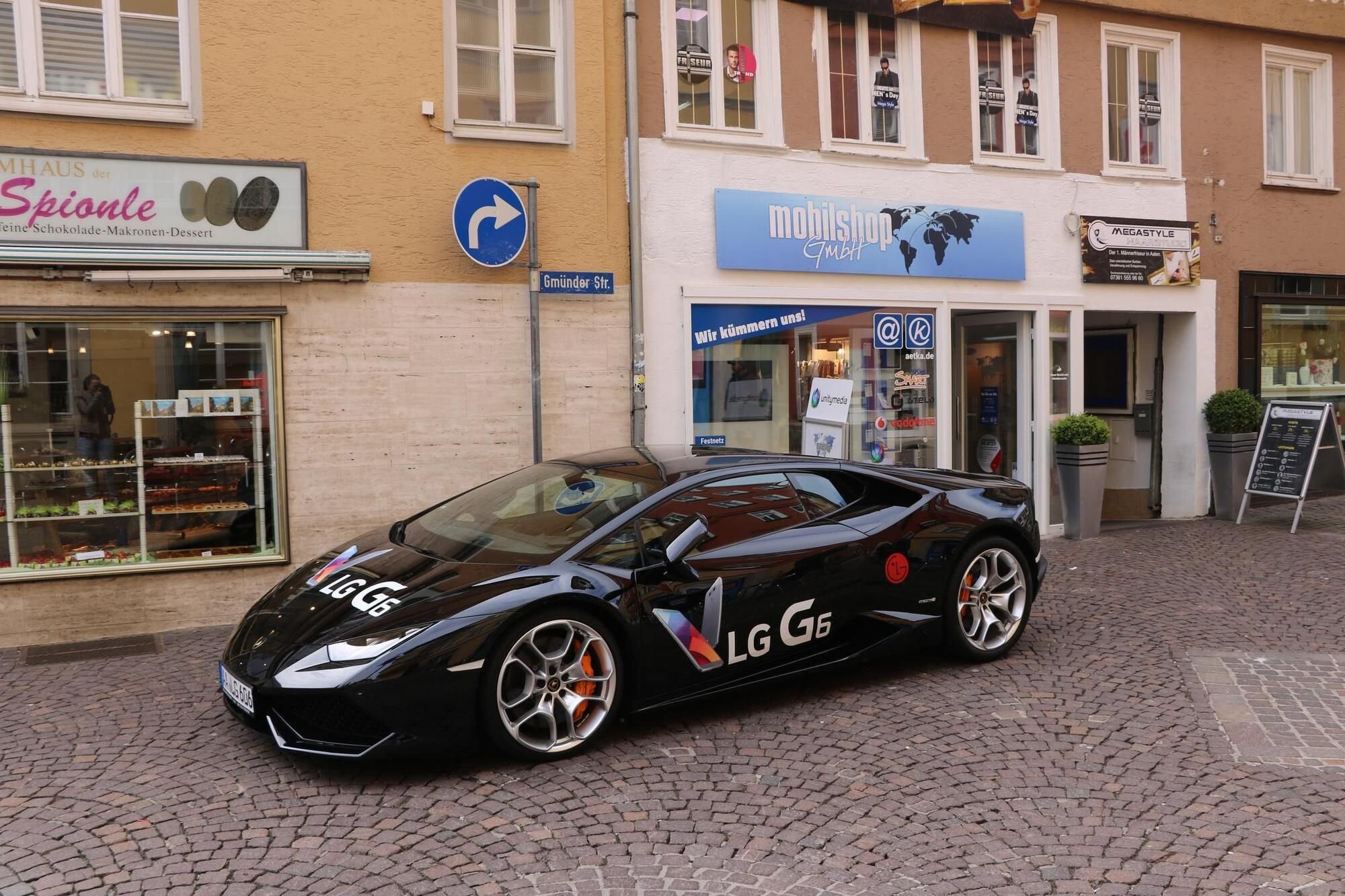 streckt den Mittelfinger Anzeige folgt