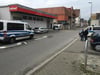 Mit insgesamt sechs Fahrzeugen war die Bundespolizei in der Tuttlinger Zeughausstraße im Einsatz, um das Haus in der Nähe des ZOB zu durchsuchen.