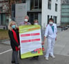  Die SPD-Politikerin Carola Merk-Rudolph hat ein Banner unterschrieben, auf dem die Gewerkschaft ver.di Verbesserungen am Ostalb-Klinikum im Besonderen und im Gesundheitswesen im Allgemeinen fordert.