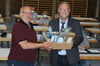Verbandsvorsitzender Michael Lohner hat Wolfgang Gemmi (l.) zum Dank für dessen langjährigen Einsatz einen Geschenkkorb überreicht.