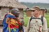 Im Gespräch mit einem Stammesältesten der Massai: Dr. Thomas Kühn unterstützt unter anderem ein Krankennhaus in der Ngorongoro-Region, in der die Volksgruppe lebt.