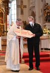  Pfarrer Michael Windisch dankte Peter Pfitzer. Er engagiert sich seit 70 Jahren ehrenamtlich in der Kirchengemeinde Sankt Vitus.