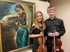 Carla Klein mit der Violine und Fin Heß mit der Bratsche in der aktuellen Ausstellung über Walter Eberhard Loch