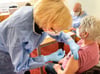 Ein kleiner Piks mit großer Wirkung: Helga Maier, Mitarbeiterin im Altenpflegeheim Haus St. Iris in Eriskirch, empfängt am Donnerstag ihre zweite Imfpung gegen das Coronavirus.