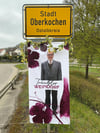  Auf einem Plakat bewirbt Oberkochens Bürgermeister seine Gemeinde als „Träubles Weindorf“.