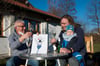 Stoßen schon mal an und wollen bald den „Dorfverein Kau“ offiziell aus der Taufe heben (von links): Hubert Hahn, Sepp Hündorf und Karl.