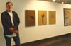  Der Künstler Manfred Unterweger, der mit "Undi +i" signiert, vor seinen Bildobjekten v. l. "Business as usual 3, 2, 1" und "Zellteilung".
