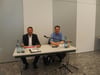 Michael Hofmann (links) und Claus Bulling vom Regionalwerk Bodensee stellen derzeit in den Beteiligungsgemeinden das Jahresergebnis vor. Am Dienstag standen sie den Gemeinderäten in Oberteuringen Rede und Antwort.
