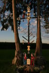  In der frühen Morgensonne leuchtet und strahlt das restaurierte Arma-Christi-Kreuz von Katzheim.