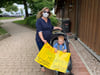 Darum geht es: Mütter mit Kindern kommen mit Protestplakaten zur Kreistagssitzung nach Bingen.