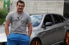 Stolz und Vorurteil: Alessandro Testa zeigt gerne sein Auto. Mit anderen „Auto-Posern“ in einen Topf gesteckt werden, will er aber nicht.