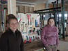  Verliebt in den Werkstoff Holz: Lisa Marie Martach (links) und Ricarda Mayer in ihrer neuen Werkstatt im Isnyer Industriegebiet.