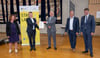 Digitalisierungsminister Thomas Strobl (Mitte) übergibt OB Hans-Jörg Henle den Förderbescheid über 20,7 Millionen Euro im Beisein der Landtagsabgeordneten Petra Krebs (links) und Raimund Haser (2. von rechts) sowie des Bundestagsabgeordneten Axel Mü