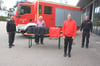 Feuerwehrmann Felix Kresser (vorne rechts) führt die neue Ersatzkleidung nach Einsätzen gemeinsam mit Kommandant Christoph Bock (rechts), dessen Stellvertreter Beppo Brauchle (links) und Manfred Wolfrum, Vorsitzender des Feuerwehr-Fördervereins vor.