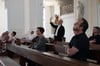  Aufmerksam lauschten die Gäste um Raimund Haser (rechts im Vordergrund) den Ausführungen von Pfarrer Stefan Maier zur St.-Verena-Kirche.
