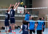 Konzentriert und erfolgreich, die Volleyballer von der Ostalb (blaues Trikot) feiern einen wichtigen Erfolg.